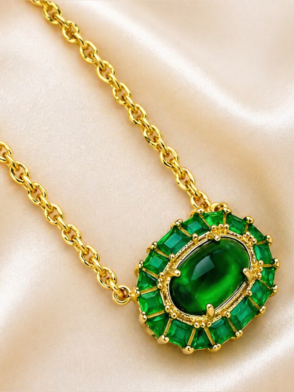 Kendra Scott Elisa Crystal Frame Short Pendant Necklace in Kelly Green - Picture 4 of 7